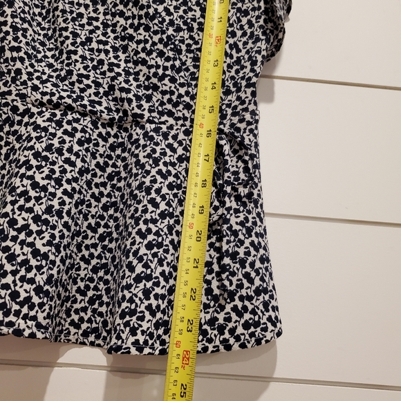 Monteau medium blouse floral v-neck flowy top ruffle shirt navy white flowers - Picture 15 of 16